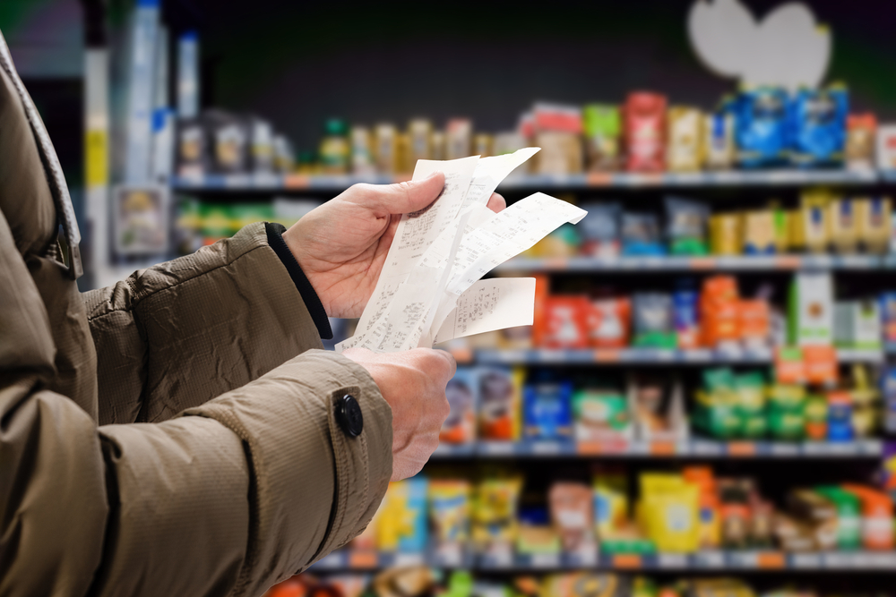 Bom dia Mercado Minded,Man,Viewing,Receipts,In,Supermarket,And,Tracking,Prices